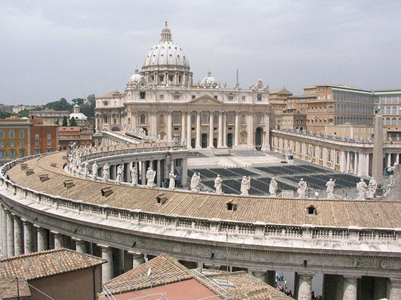 View_of_saint_Peter_basilica_from_a_roof-web.jpg
